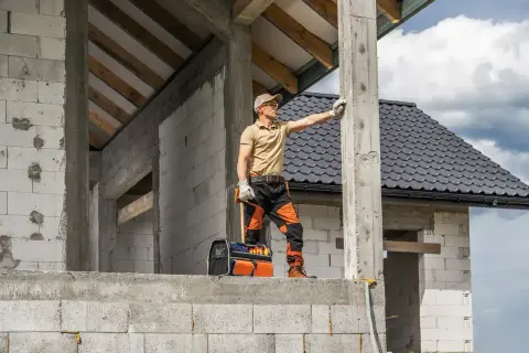 Budowlaniec na placu budowy domu 35m2, zastanawia się jaki fundament pod dom wybrać.