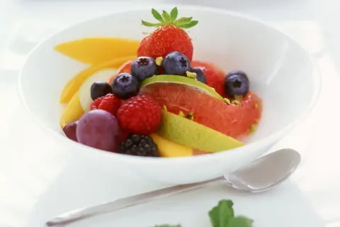Ein bunter Obstsalat mit Erdbeeren, Blaubeeren und Grapefruit – ein leichtes und erfrischendes obstsalat rezept.