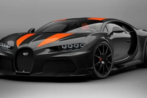 Bugatti Chiron noir et orange, prête à atteindre sa vitesse max. Un chef-d'œuvre de carbone et de puissance.