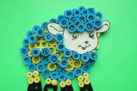 Oveja de quilling azul y amarilla, ideal para juegos manualidades 10 años. ¡Un proyecto divertido y creativo!