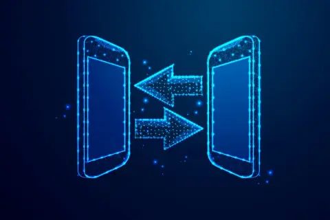 Dwa telefony Motorola połączone strzałkami symbolizującymi transfer danych. Dowiedz się, jak przenieść dane z Motoroli na Motorolę.