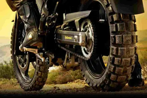Botas de motociclista y rueda trasera con neumático Continental TKC 80. ¡Excelentes opiniones para tus aventuras!