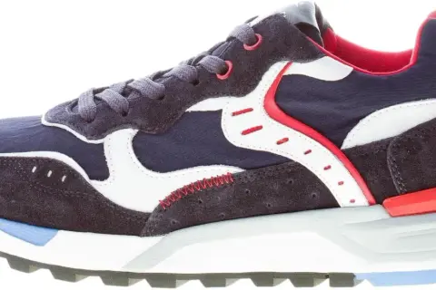 Sneakers uomo in camoscio blu navy e tessuto tecnico, con dettagli bianchi e rossi. Perfette per un look casual e sportivo.