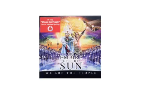 Okładka Empire of the Sun z hasłem "We are the People". Dwóch artystów na tle armii i pustynnego krajobrazu.