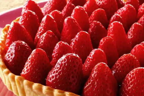 Tarte aux fraises sans crème pâtissière, une explosion de fruits rouges sur une pâte dorée. Un délice simple et fruité.