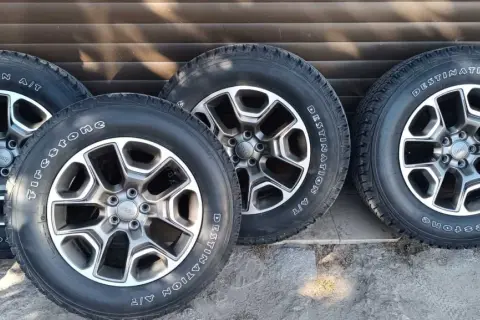 Cztery koła do Jeep Cherokee Trailhawk z felgami i oponami Firestone Destination A/T.