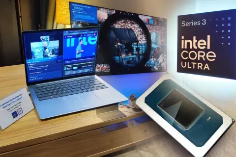 Laptop z najnowszym procesorem Intel Core Ultra, prezentujący grę i materiały wideo. Obok procesor i logo serii.