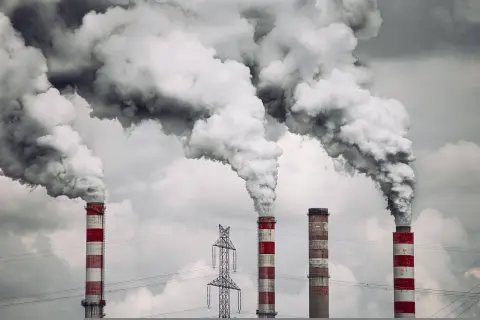 Dymiące kominy fabryczne tworzą gęsty smog. Co możemy zrobić, by to zmienić?