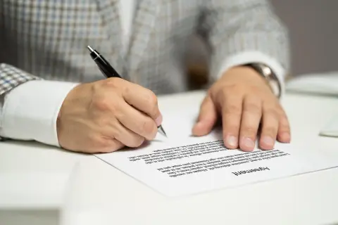 Sprzedaż mieszkania: Dokumenty do umowy przedwstępnej bez pułapek