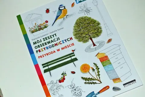Okładka zeszytu "Mój zeszyt obserwacji przyrodniczych. Przyroda w mieście" z ilustracjami ptaka, drzewa, ławki, owadów i narzędzi.