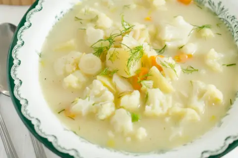 Zupa kalafiorowa jak u babci: Odtwórz smak dzieciństwa!