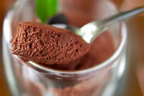Luftige Mousse au Chocolat, perfekt für Ihr nächstes Dessert. Dieses mousse au chocolat rezept ist einfach und köstlich.
