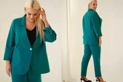 Elegancki, zielony garnitur damski na wesele dla puszystych. Model z marynarką i spodniami, idealny na specjalne okazje.