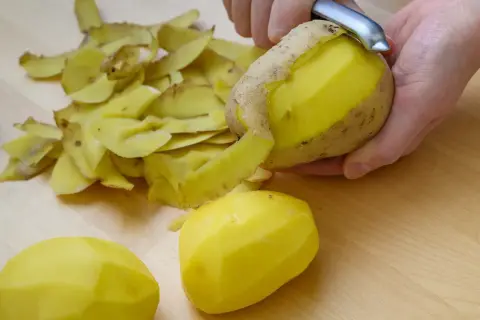 Ręcznie obierane ziemniaki, gotowe do przygotowania posiłku. Poznaj ziemniaki wartości odżywcze i ciesz się zdrowym jedzeniem.