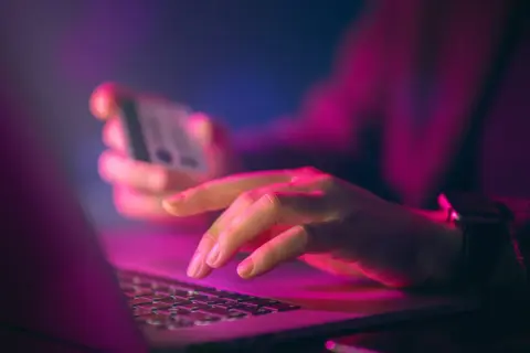 Jak dzisiejsze serwisy online dostosowują mechanikę tradycyjnych loterii