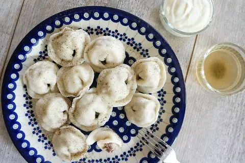 Pyszne pierogi ukraińskie, gotowe do zanurzenia w śmietanie lub bulionie.