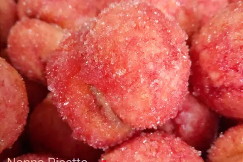 Dolcissimi e sofficissime pesche ricoperte di zucchero, un vero piacere per il palato.