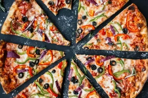 Jak piec pizzę w piekarniku z termoobiegiem, by uniknąć przypalenia