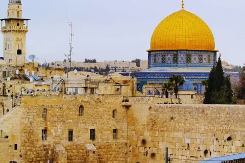 Vista de Jerusalén con la Cúpula de la Roca y un minarete. Un recordatorio de la compleja historia y la guerra de Palestina.
