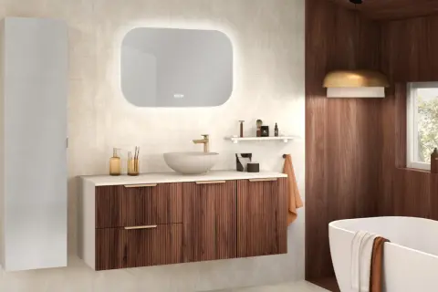 Salle de bain moderne avec meuble vasque en bois, miroir lumineux et baignoire.