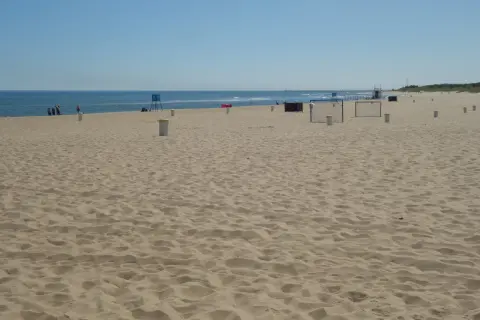 Piasek na plaży, morze w oddali i błękitne niebo. To widok, który potwierdza, że Gdańsk leży nad morzem.