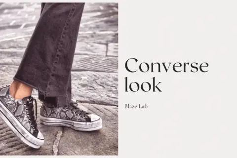 Un outfit con Converse uomo: jeans scuri e sneakers con stampa pitonata e plateau.