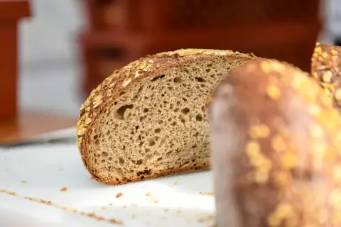Ein Anschnitt von Vollkornbrot mit Haferflocken. Ist Brot ungesund? Dieses Brot sieht nahrhaft aus.