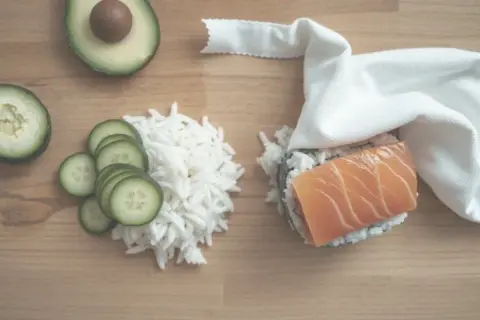 Jak zawijać sushi: proste techniki, które każdy powinien znać