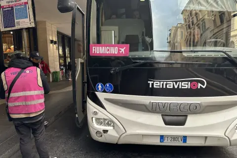 Autobus Terravision z Fiumicino do centrum Rzymu. Jak dojechać? Sprawdź rozkład jazdy na tablicy.