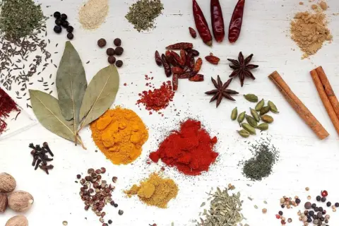 Variedad de especias: cúrcuma, pimentón, anís estrellado, canela, cardamomo, clavo, pimienta, bayas de enebro y más.