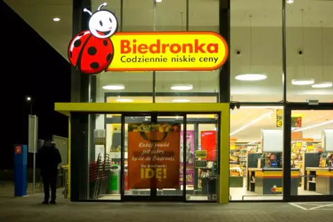 Biedronka w Karwi? Sprawdź, gdzie zrobisz zakupy na urlopie!