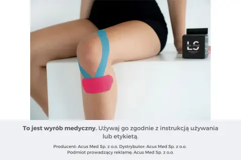 Kolano z niebieskim i różowym plastrem, wspierające mięsień po zerwaniu. Obok pudełko plastrów.