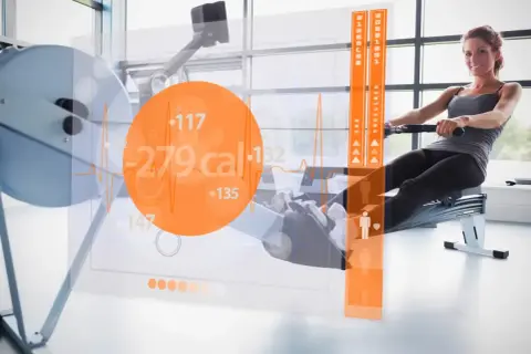 Frau rudert auf einem Ergometer, während eine Anzeige den hohen Kalorienverbrauch von 279 kcal zeigt.