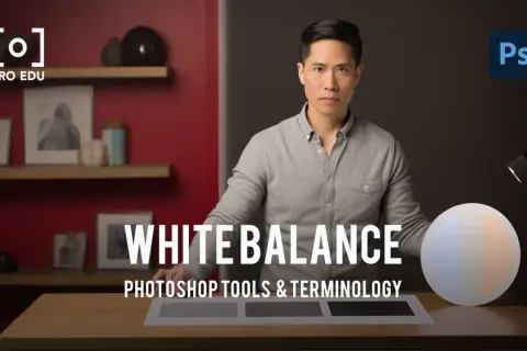 Un homme explique le balance des blancs dans Photoshop, avec une sphère de couleur et des grisards sur la table.