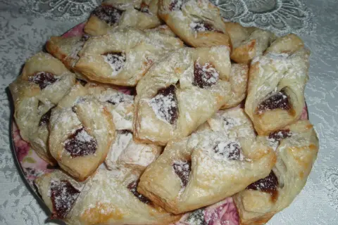 Pyszne ciastka francuskie z gotowego ciasta, nadziewane dżemem i posypane cukrem pudrem. Idealne na deser!
