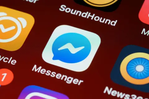 Ikona Messengera na ekranie telefonu. Zastanawiasz się, jak napisać do osoby, która Cię zablokowała na Messengerze?