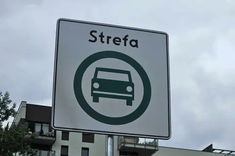 Znak "Strefa" z symbolem samochodu w Warszawie. Oznacza wjazd do strefy, gdzie obowiązują ograniczenia dla pojazdów.