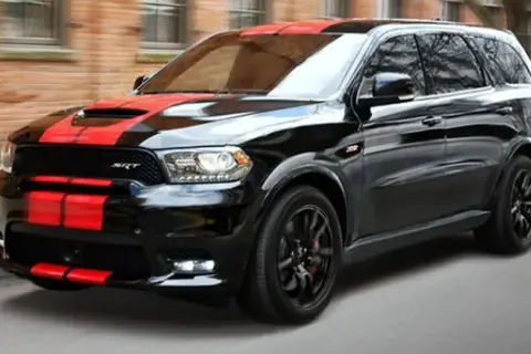 Czarny Dodge Durango SRT z czerwonymi pasami, gotowy do sprintu 0-100 km/h. Potężny silnik 5.7 Hemi.