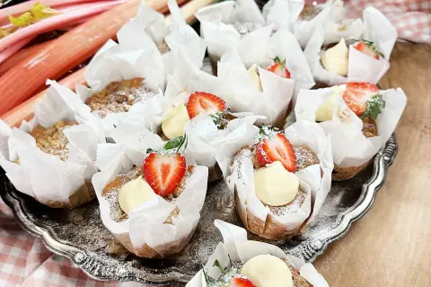 Fredriks rabarbermuffins, dekorerade med kräm och färska jordgubbar, ser ljuvliga ut.