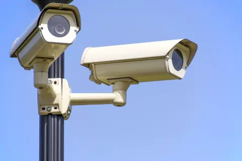 Dwie kamery monitoringu na słupie. Zastanawiasz się, jaki internet do monitoringu będzie najlepszy?