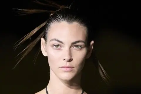 Vittoria Ceretti con un'acconciatura audace e uno sguardo intenso, pronta a sfilare.