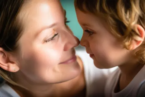 Un bambino e una madre si guardano intensamente, un momento di connessione profonda. La psicologia infantile studia questo legame, uno specchio dell'anima.