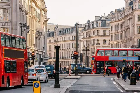 Ile trwa lot z Warszawy do Londynu? Odkryj zaskakujące fakty!