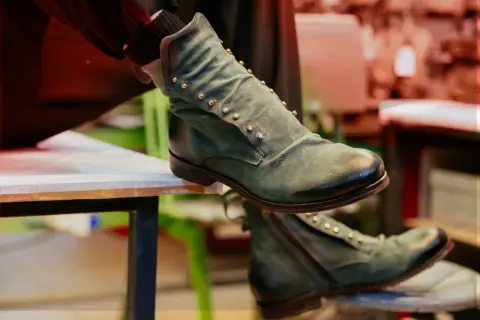 Stivaletti verdi uomo con borchie dorate, un'idea su come abbinare scarpe verdi uomo per un look audace.