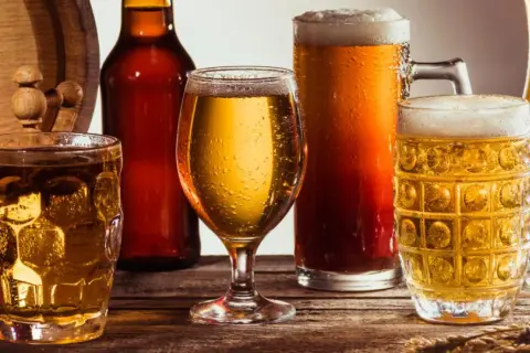 Piwo w kuflach i kieliszku, butelka, beczka. Wniosek do sanepidu o sprzedaż alkoholu czeka na zatwierdzenie.