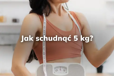 Kobieta z miarką i wagą, zastanawia się, jak schudnąć 5 kg.