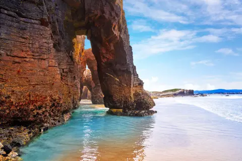 Arco natural en la Playa de las Catedrales, Galicia. La Xunta de Galicia protege este paisaje único.