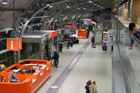 Gdzie dokładnie jest lotnisko w Modlinie? Sprawdź dojazd i lokalizację!