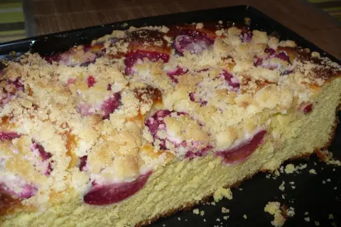 Proste ciasto drożdżowe ze śliwkami i kruszonką, pachnące latem. Idealne na podwieczorek.
