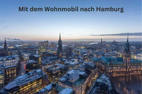 Hamburg im Sommer bei Dämmerung, beleuchtete Stadtansicht mit Rathaus und Elbphilharmonie.